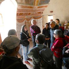 P1190599 La guida del nostro grupp, racconta storie e leggende illustrate da quanto è rimasto delle pitture murali.